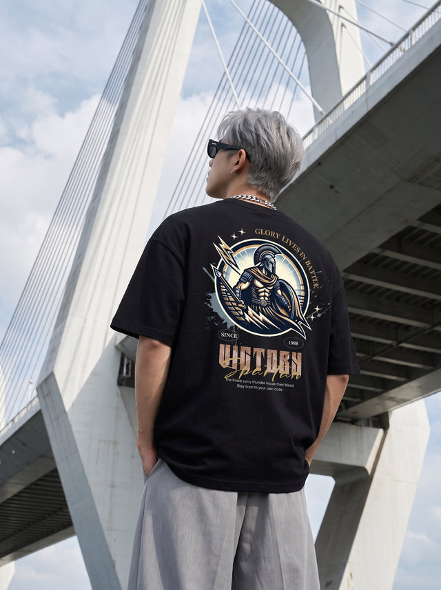 Oversize T-shirt – Spartan Badge Graphic / 412