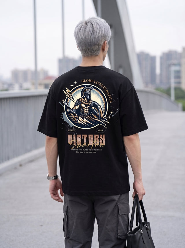 Oversize T-shirt – Spartan Badge Graphic / 412